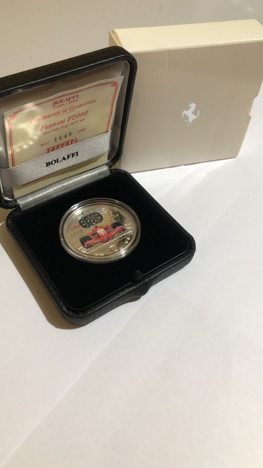 3207 *RARA* Cook Islands 5 Dollars 2009 PRATA/CARBONO PROOF Ø39mm Contendo fragmento de carbono de uma Ferrari F2008!! - Imagem 2