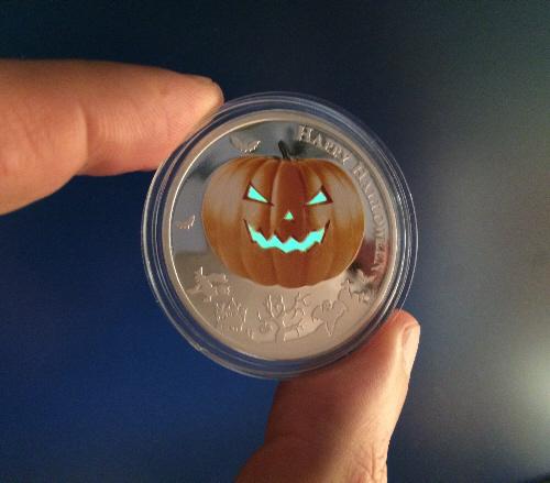 6323 :: RARA :: Niue 2 $ 2014 Prata proof 1oz Halloween - Moeda que brilha no escuro! Veja! - Imagem 2