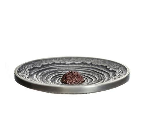 6355 Niue 2$ 2014 Prata 2 oz Ø50mm Vulcão ERTA com autêntico pedaço de Lava : Apenas 688 no mundo!! - Imagem 3